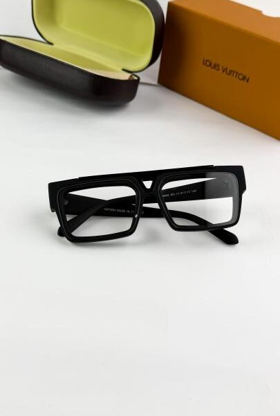 Louis_vuitton_black_plano_1984-82